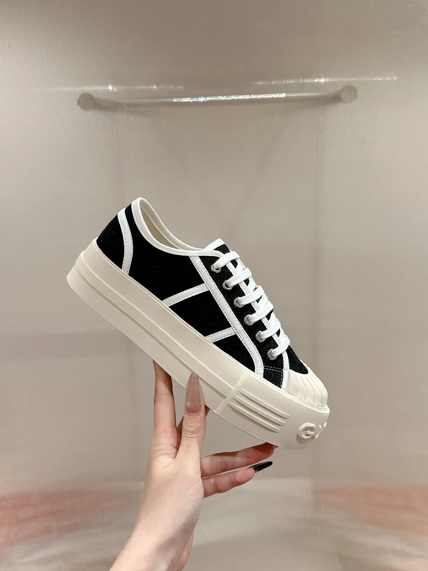 👟👟Ex-factory price 520👟👟 Women's models are new🆕 Arrival Gucci tennis 1977 classic Loft series canvas shoes... 2025 hot recommended model, G+1977×Disney cooperation series... GG canvas is made of finished products and incorporates brand elements. The retro style is rich, the classics and feelings are perfect for recall! Each color fabric developed by the original version is customized by the original version, and we pursue the ultimate in large-scale products! Market-level top version ⚠ Fabric: Customized GG cloth electric embroidery/5D washed distressed canvas Lining: Customized terry cloth lining (the feet are fitted and cannot be disassembled) Outsole: Original molded TPU two-color outsole Size: 35-40 (41 customized)